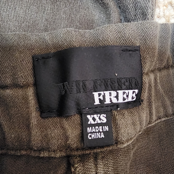 Wilfred Free cropped khaki cargo style pants / dark green / Aritzia 100% cotton - Picture 2 of 11